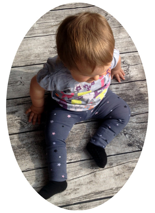 Kostenloses Schnittmuster für die Baby- und Kinderleggings Luna. Ideal auch für Frühchen, als Geschenk zur Geburt oder um ein Partner-Outfit für die Puppe zu nähen. #nähen #nähenfürkinder #kostenlosesschnittmuster #k-nähleon