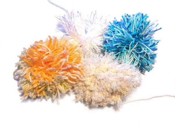 Fertige DIY-Pompons und Bommel