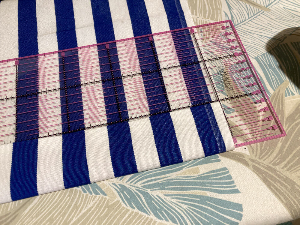Tunnelzug mit Quilt-Lineal auf 5 cm abmessen
