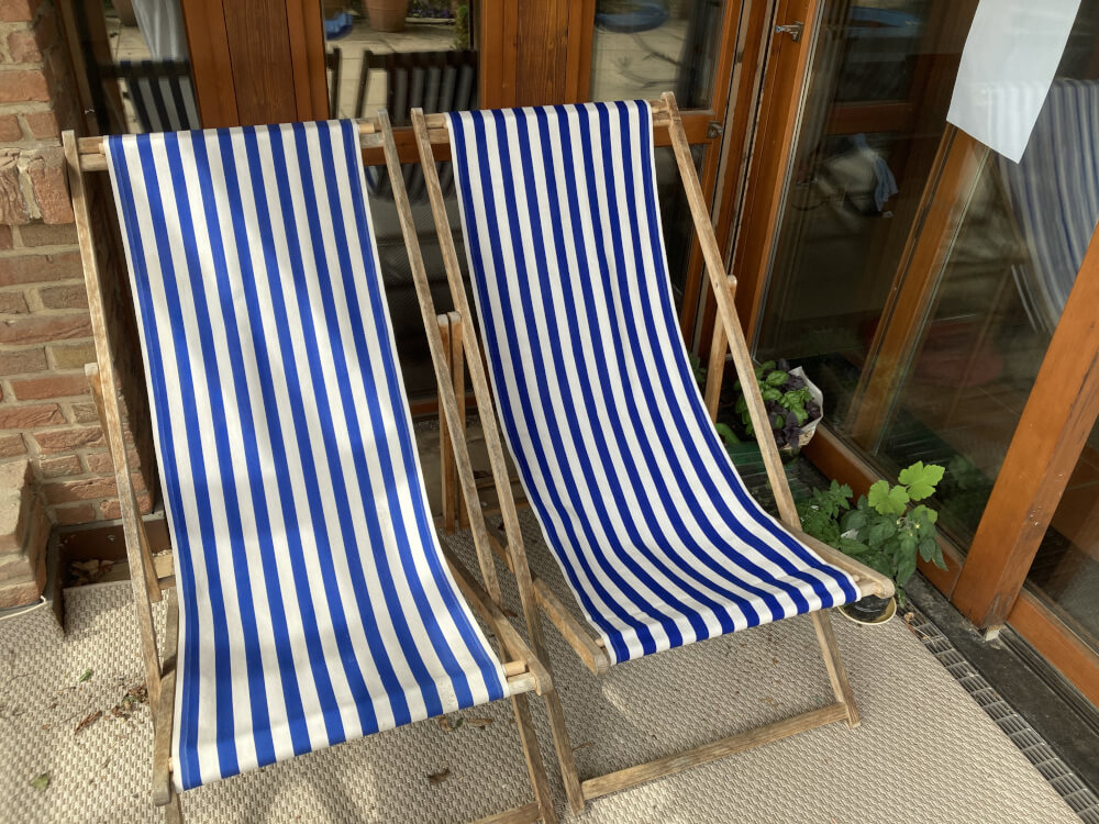 Zwei reparierte Strandstühle auf der Terrasse